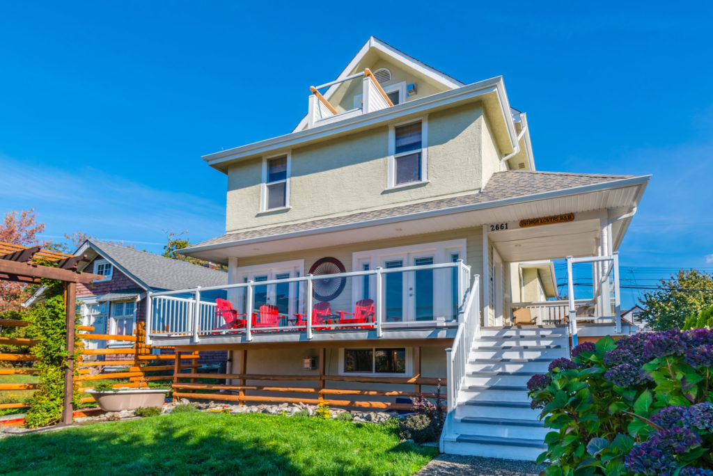 Front View of Outdoor Lovers Bed and Breakfast